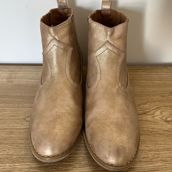 Universal Thread 7.5 Gold Booties - Picture 3 of 11